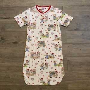 Vintage Raggedy Ann & Andy Print Nightgown With Heart Button And Lace Accents.